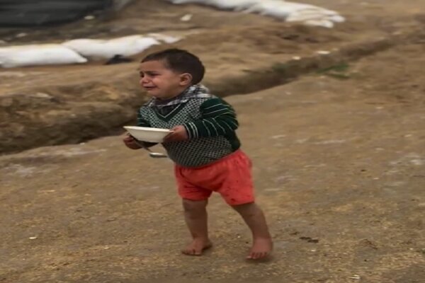 صحنه دردناک؛ کودکی زیر باران با بشقاب خالی و چشمان گریان+فیلم